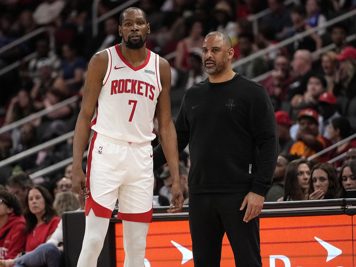 火箭三节狂胜尼克斯20分 状态全面进入季后赛模