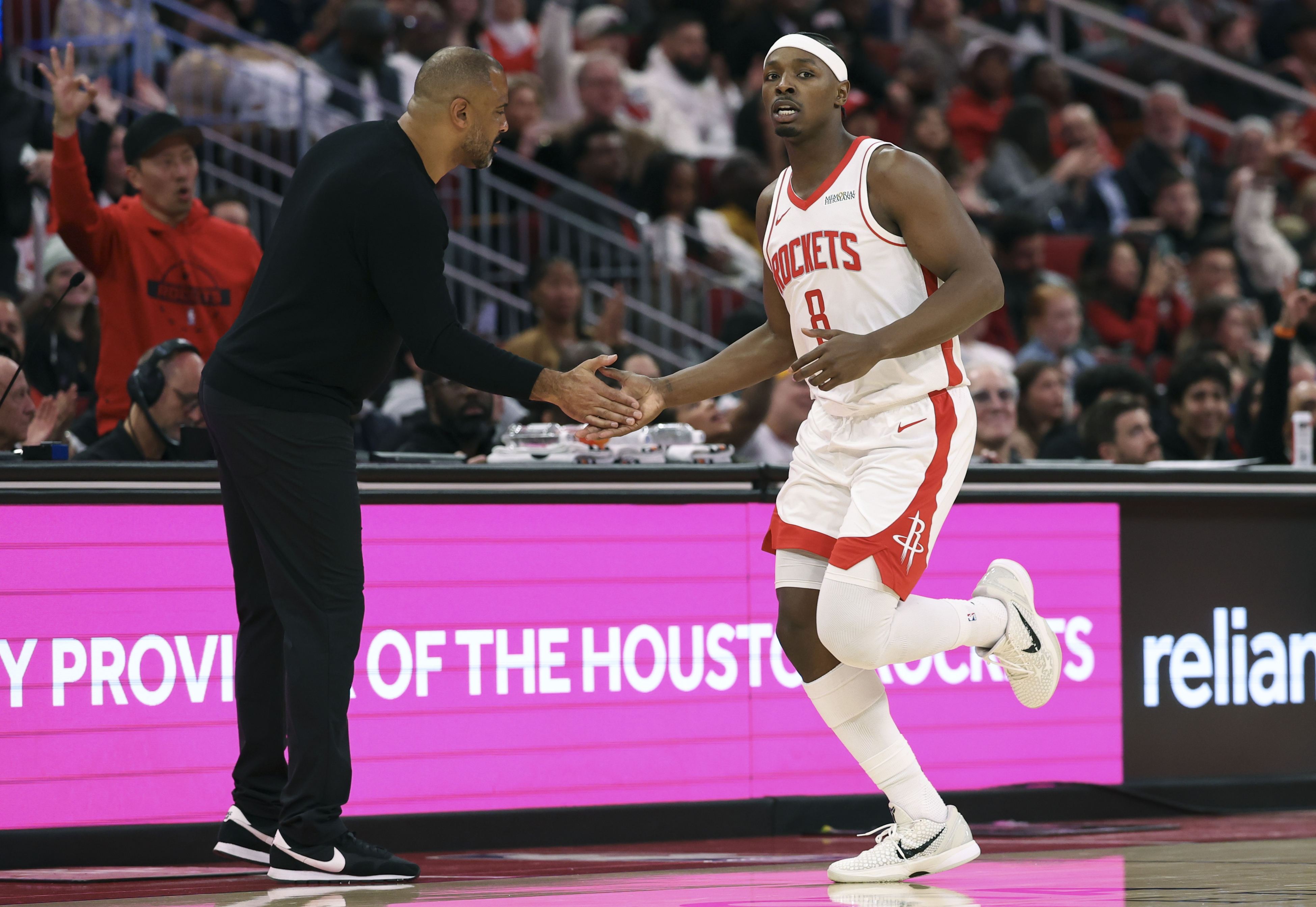 火箭三节狂胜尼克斯20分 状态全面进入季后赛模