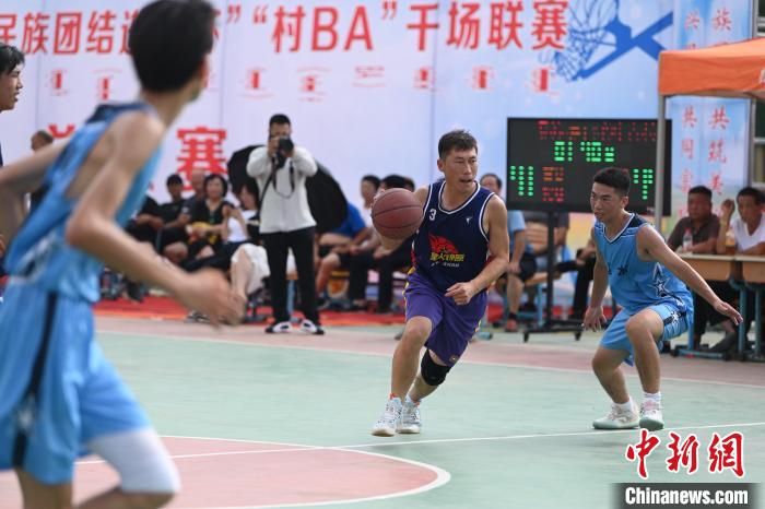 盛夏内蒙古乡村掀起村BA与草原村排热潮 农牧民