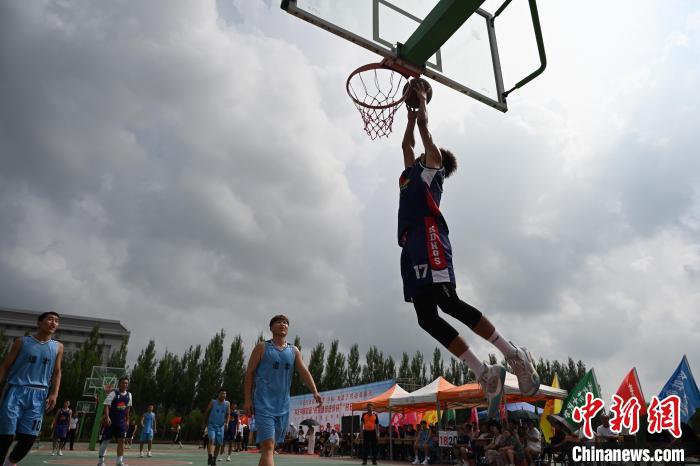盛夏内蒙古乡村掀起村BA与草原村排热潮 农牧民