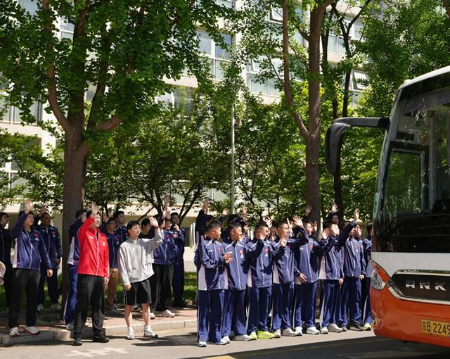 马龙送别队友 国乒出征伦敦卫冕男团十二连冠