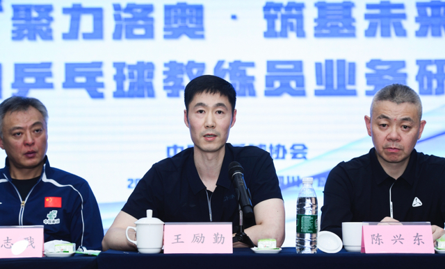 马龙送别队友 国乒出征伦敦卫冕男团十二连冠